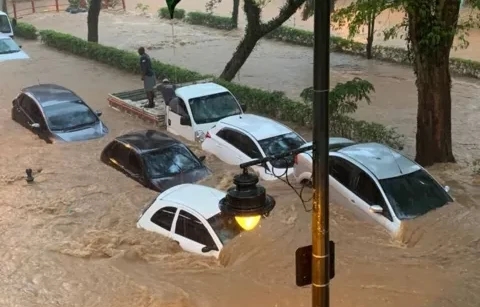 Chuva atinge Petrópolis e causa estragos