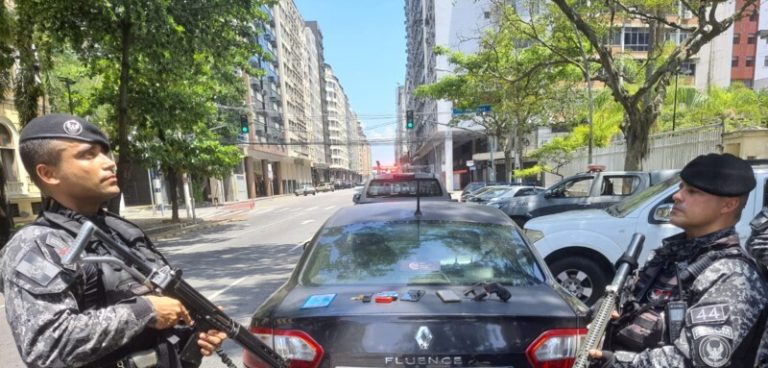 Dupla é presa com carro roubado na BR-101 em São Gonçalo