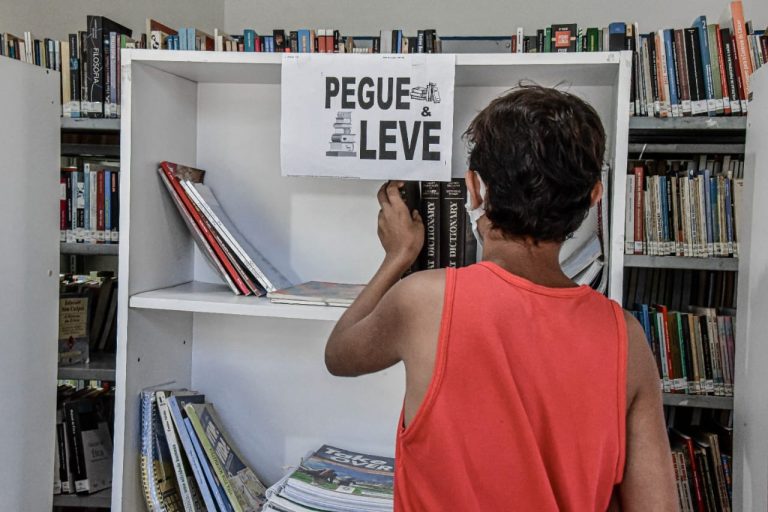 Projeto Pegue e Leve incentiva hábito de leitura em Itaboraí