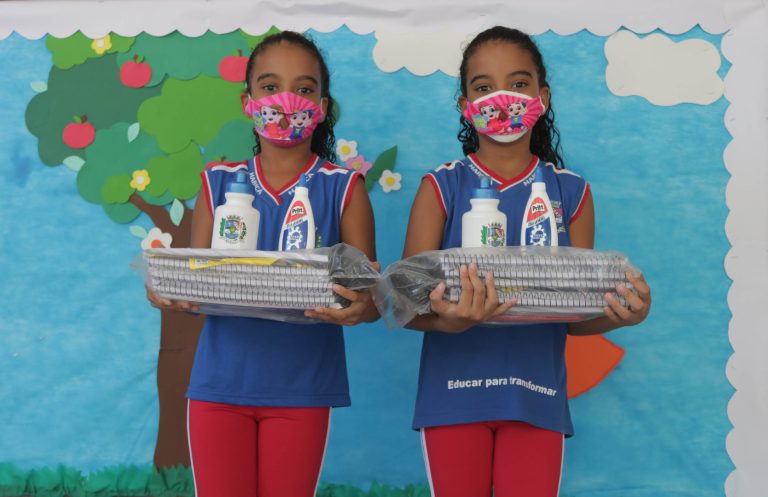Alunos da rede municipal de Maricá recebem novos kits escolares