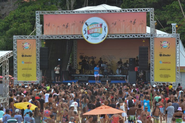 Quase três mil pessoas participam de evento em praias de Maricá