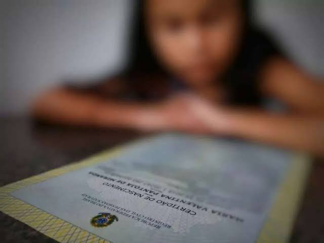 Campanha nacional tenta alterar certidões de nascimento sem o nome do pai 
