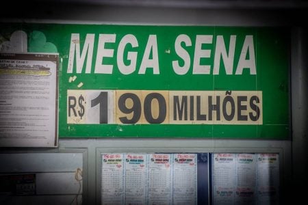 Mega-Sena divulga números sorteados