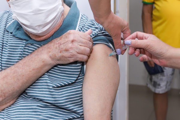 Nova Friburgo vacina quarta dose de Covid-19 em idosos acima de 80 anos