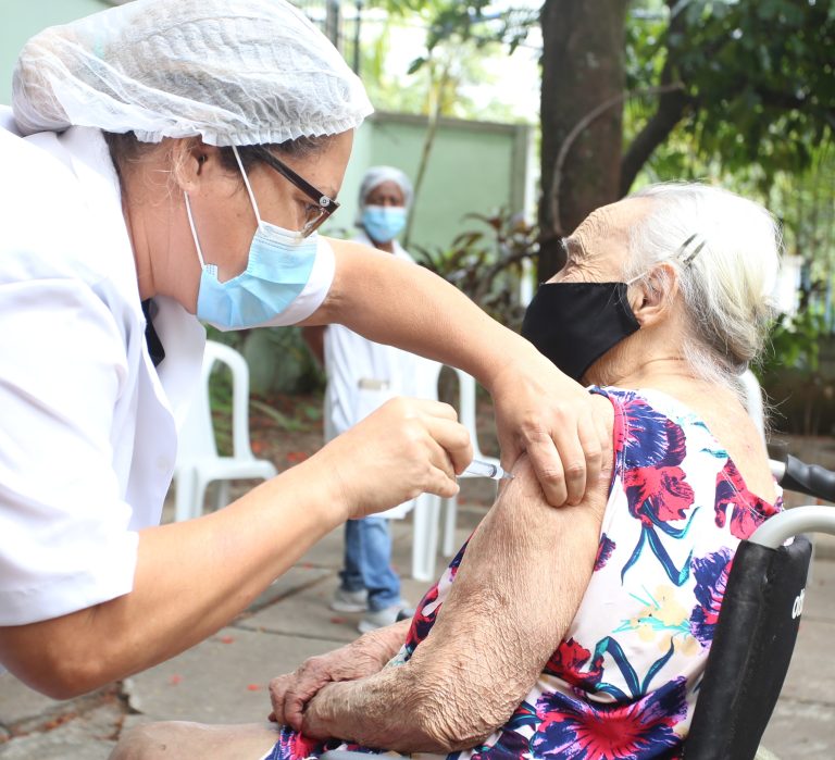 Niterói vacina quarta dose de Covid-19 em idosos a partir de 80 anos