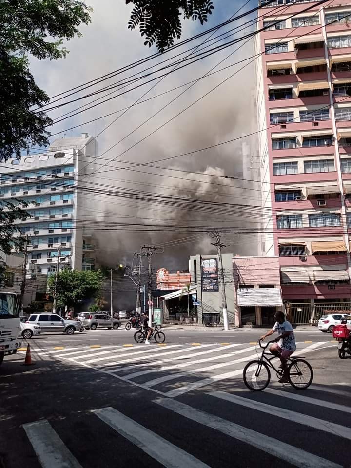 Restaurante pega fogo em Niterói