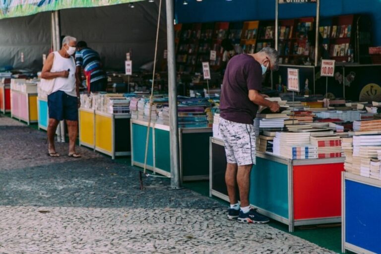 Livros são vendidos a partir de R$ 2 em praça de Cabo Frio