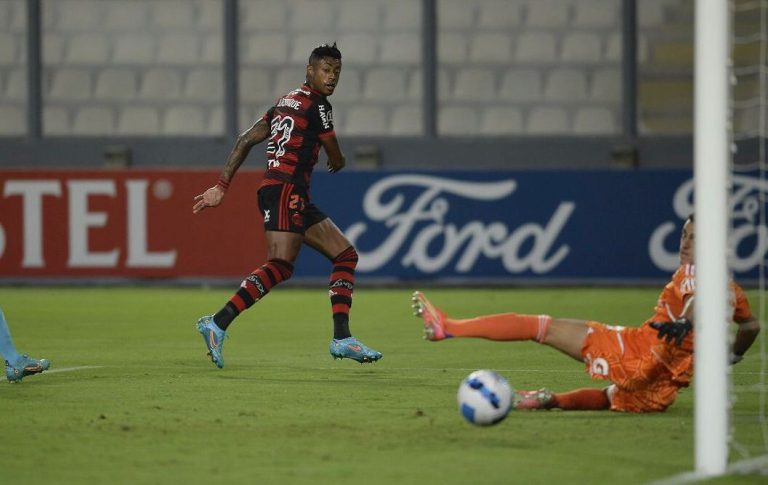 Flamengo vence na estreia da Libertadores
