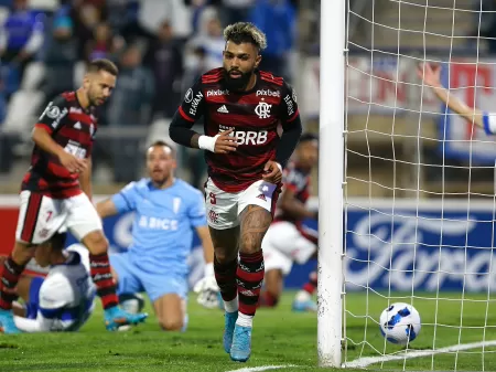 Flamengo vence Universidad e segue 100% na Libertadores