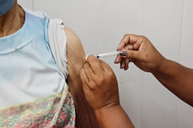 Nova Friburgo vacina quase 2.500 pessoas entre idosos e profissionais de Saúde