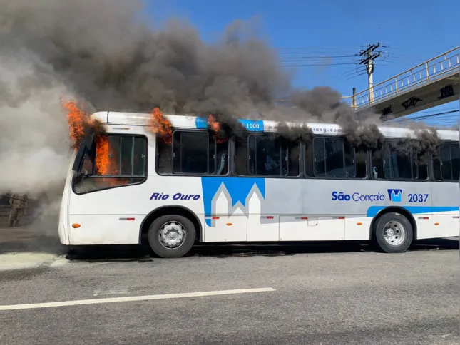 Ônibus pega fogo em rodovia de São Gonçalo