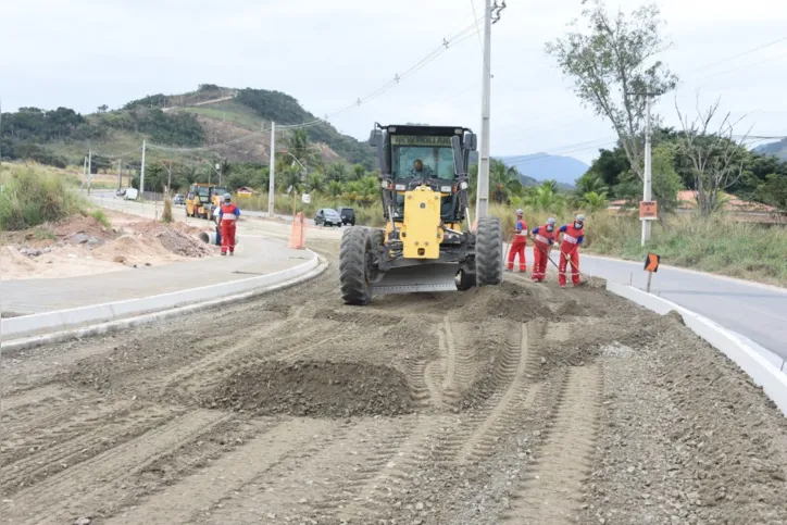 Obras interditam Estrada dos Cajueiros em Maricá