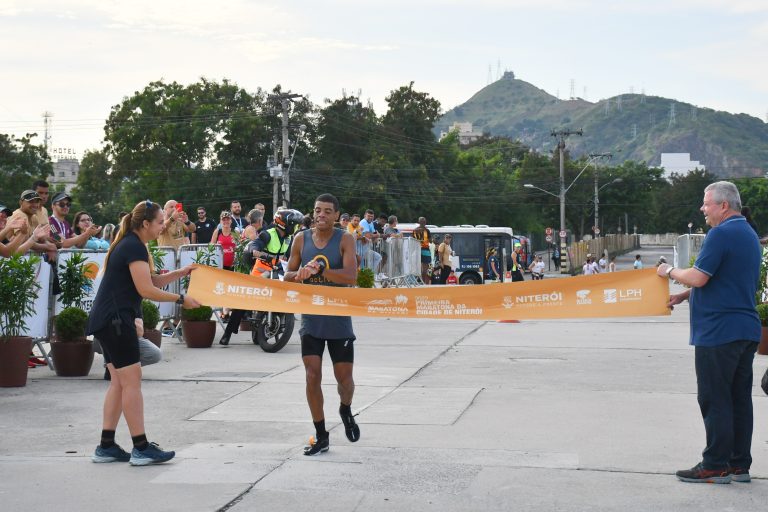 Mais de dois mil corredores participam da 1ª Maratona de Niterói