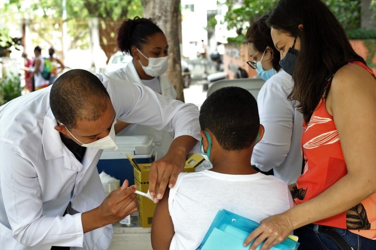 Niterói reforça vacina contra Covid-19 em adolescentes