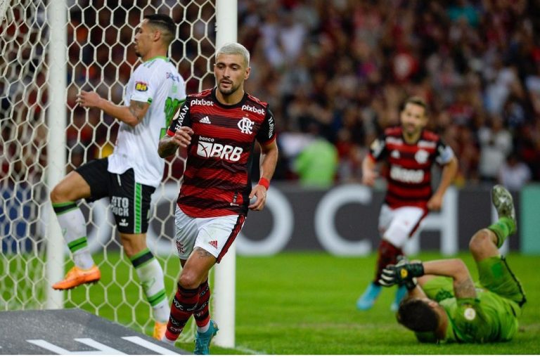 Flamengo vence no Maracanã, neste sábado (25), e se afasta do Z-4