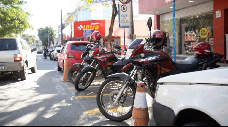 Trânsito sinaliza vagas exclusivas para mototaxistas no Centro de Maricá