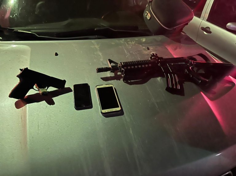 Presos com carro roubado e réplica de fuzil em Itaboraí 