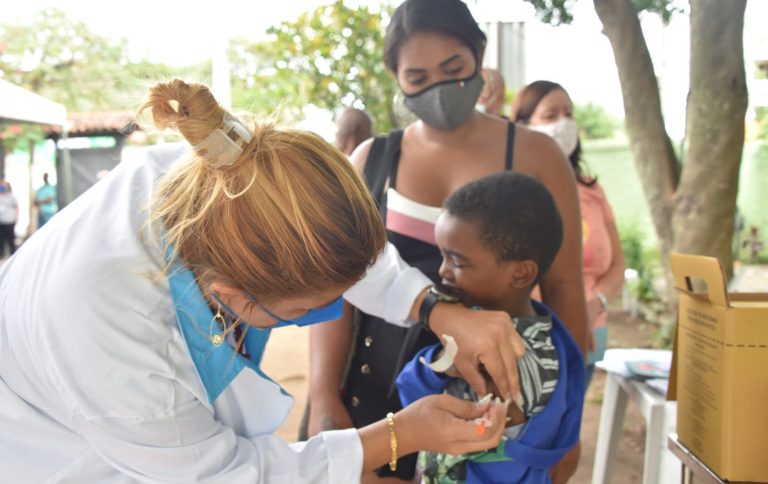 Pais e responsáveis devem comparecer aos postos para completar a vacinação das crianças contra a covid-19 em Maricá