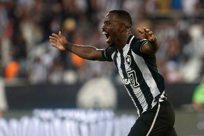 Botafogo vence São Paulo e sai do Z4 no Brasileiro 