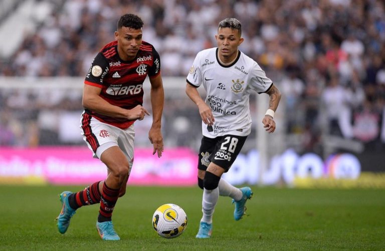 Flamengo perde para o Corinthians com gol contra de Rodinei