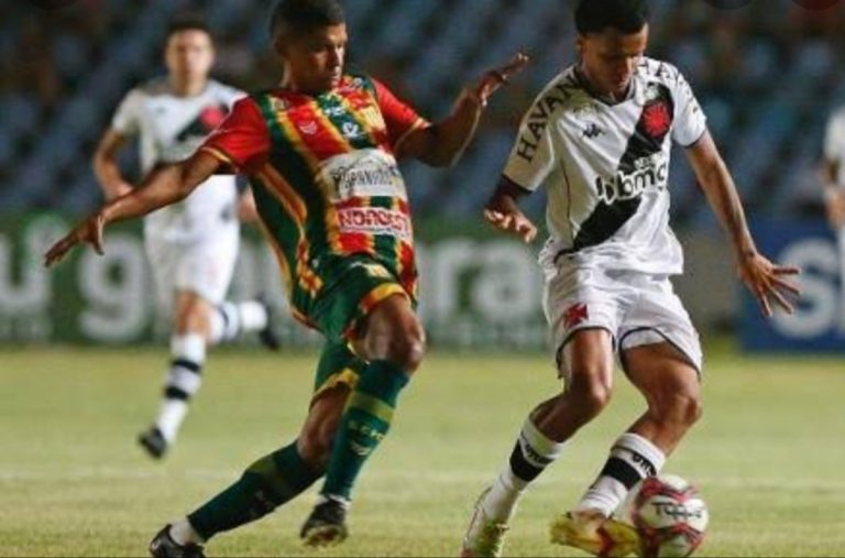 Vasco perde mas segue vice-líder da Série B do Brasileirão