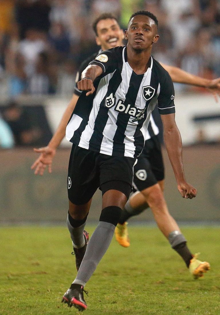 Botafogo quebra jejum de vitórias e ganha do Athlético-PR