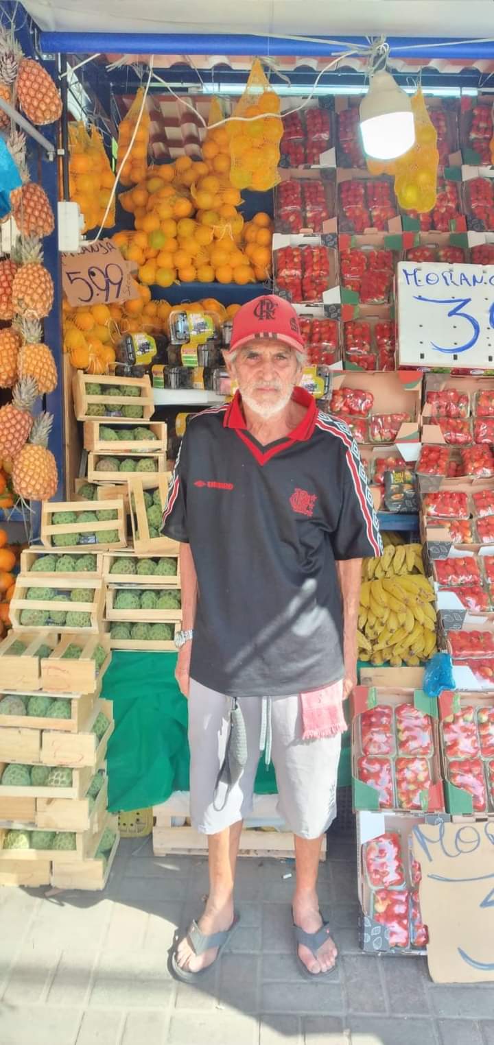 Vendedor de frutas aposentado acha e devolve carteira com R$ 800 em São Gonçalo