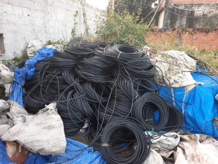 Dono de ferro-velho é preso com 10 toneladas de cabos elétricos furtados em Maricá