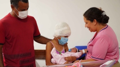 Dona de casa que salvou filha de pitbulls dá à luz em São Gonçalo