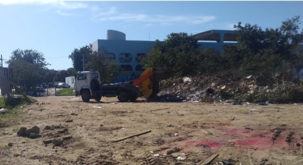 Homem se recusa a assinar auto de infração por descarte irregular de lixo em São Gonçalo