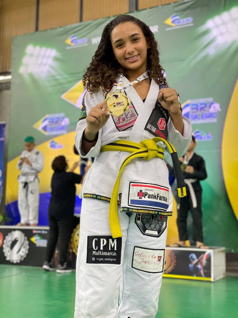 Lutadora de São Gonçalo, de apenas 12 anos, faz ‘vaquinha’ para competir nos Emirados Árabes