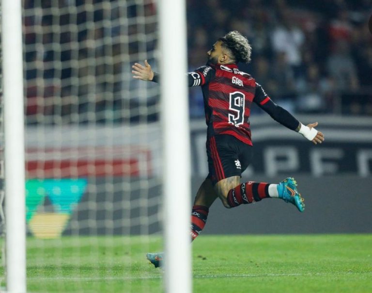 Time misto do Flamengo ganha do São Paulo, no Morumbi