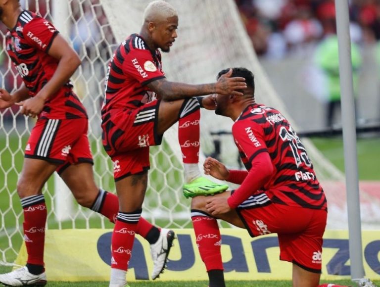 Flamengo massacra o Athlético-PR e agora é vice-líder