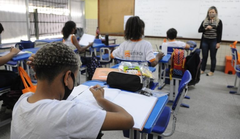Niterói abre processo seletivo para contratação de 73 professores e 30 merendeiras