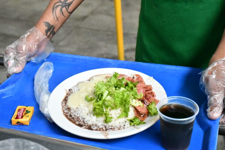 Mais de 30% dos frequentadores do Restaurante Popular de Niterói são moradores de São Gonçalo