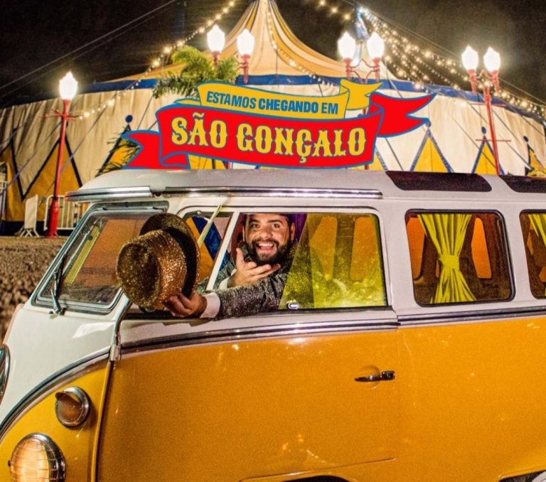 Circo musical se apresenta em estacionamento de shopping em São Gonçalo