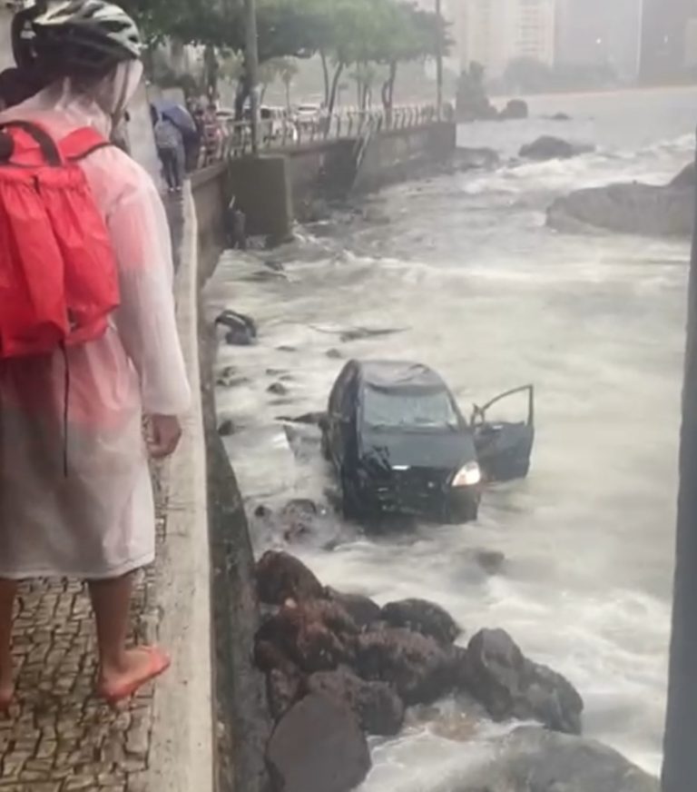 Carro cai no mar em Niterói