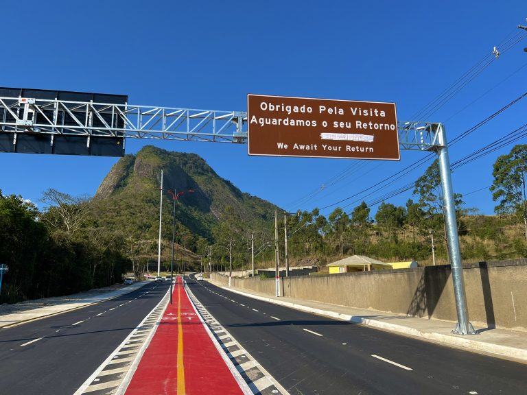 Estrada dos Cajueiros, em Maricá, tem mais de 200 placas de sinalização instaladas