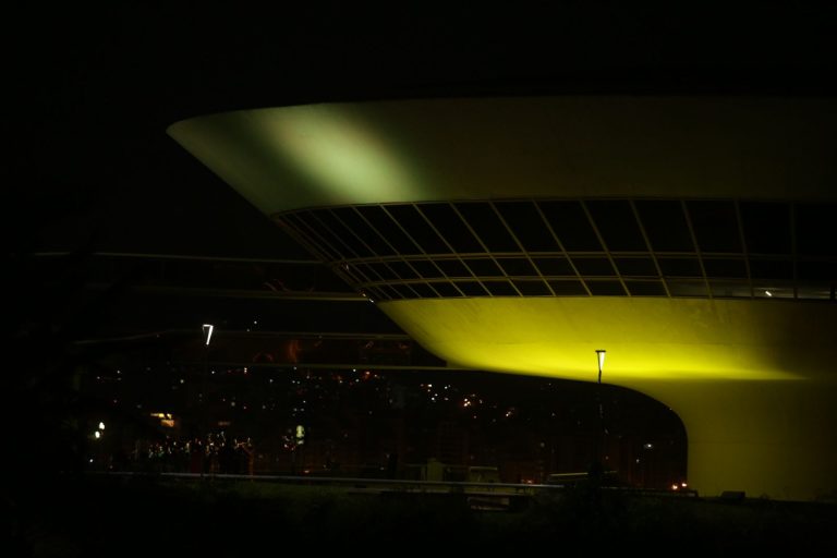 MAC tem iluminação especial em referência ao ‘Setembro Amarelo’