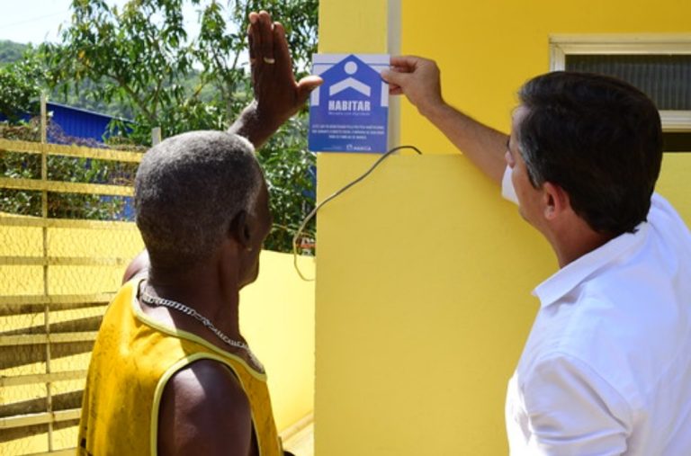 Maricá entrega casas de programa de regularização e reforma de imóveis