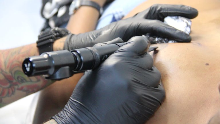 Casa Rosa de Tanguá oferece tatuagens gratuitas para mulheres que perderam o seio