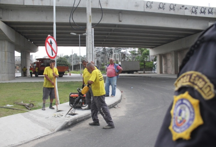 Prefeitura de São Gonçalo instala sinalização em viaduto de responsabilidade do Estado