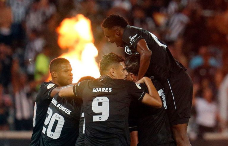 Botafogo vence e ainda sonha com Libertadores