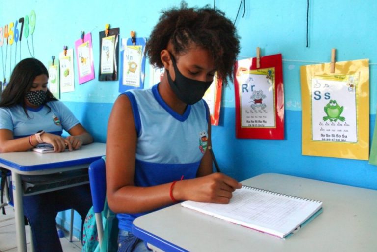Educação recomenda volta do uso de máscara nas escolas municipais de São Gonçalo