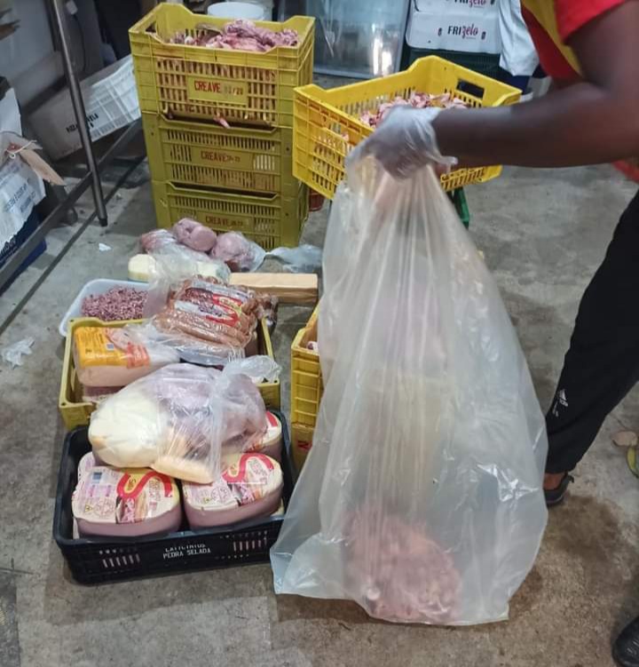 Mais de 300 quilos de alimentos são descartados em supermercado pelo Procon-Maricá