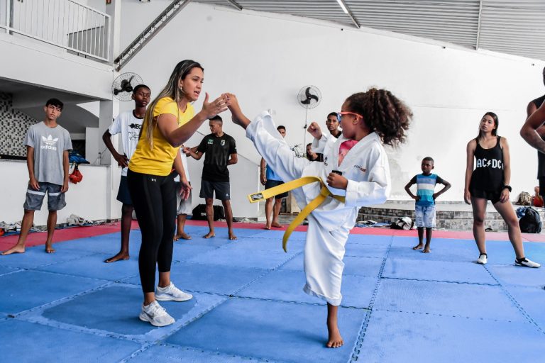 Alunos de projeto social de Itaboraí participam de ‘aulão’ com atletas nacionais e internacionais do Taekwondo