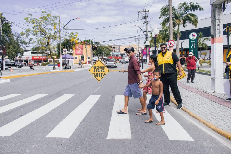 Prefeitura faz ação educativa para incentivar o uso correto da faixa de pedestres em Maricá