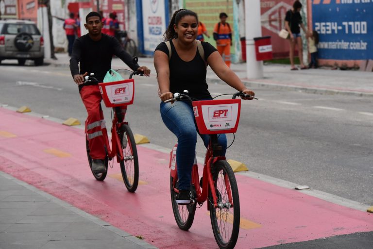 Maricá entrega mais duas estações das bicicletas vermelhinhas na cidade