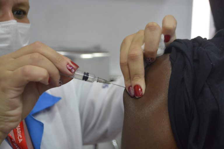 Maricá começa a campanha de vacinação bivalente contra a Covid-19 para os grupos prioritários