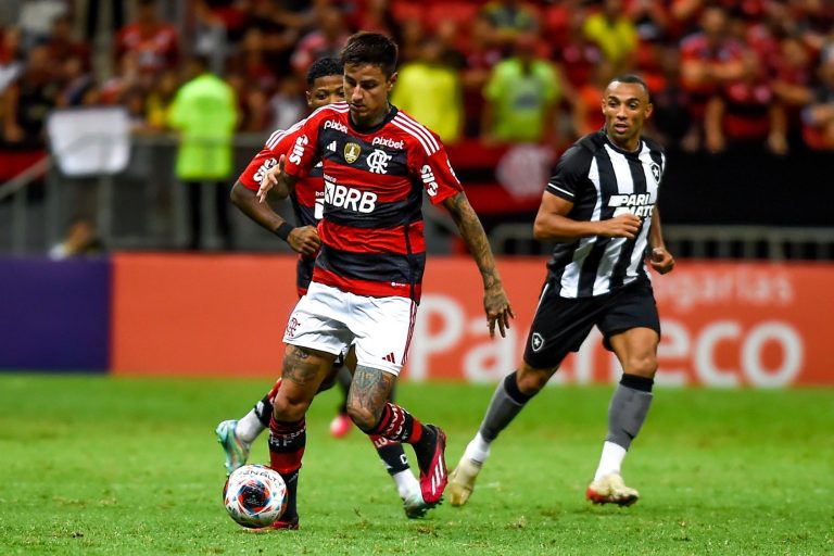 Clássico, gol relâmpago e três jogadores expulsos: Flamengo vence o Botafogo com time reserva